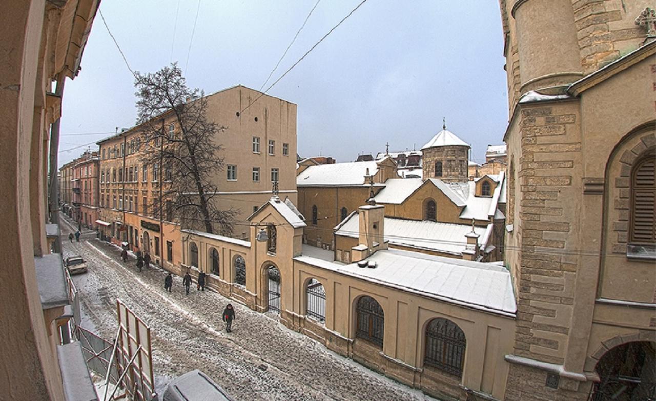 в центрі на вулиці вірменській 12 є дві спальні двуспальні ліжка